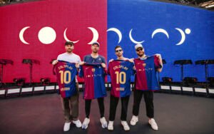 La banda Coldplay posando con la camiseta del FC Barcelona y su logo.